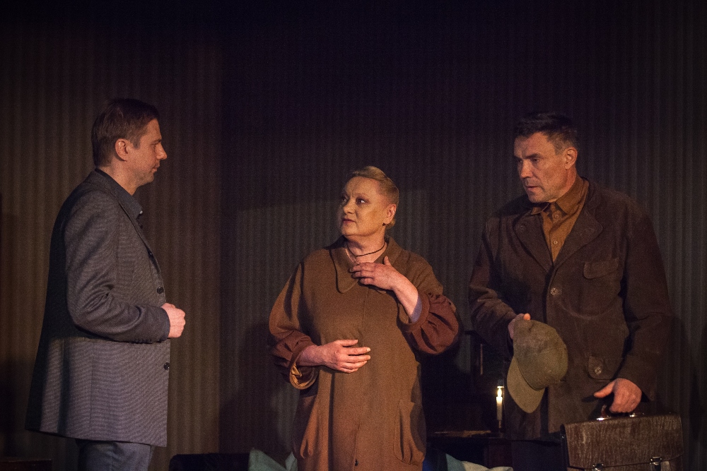 Mārtins Daiserts – Lauris Subatnieks, Dora Strenga – Indra Briķe, Frenks Strengs – Juris Žagars // Foto – Kaspars Kviesis